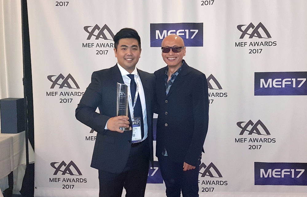 △이준희 SK텔레콤 매니저가 ‘MEF 어워드’ 수상 후 기념사진을 촬영하고 있다