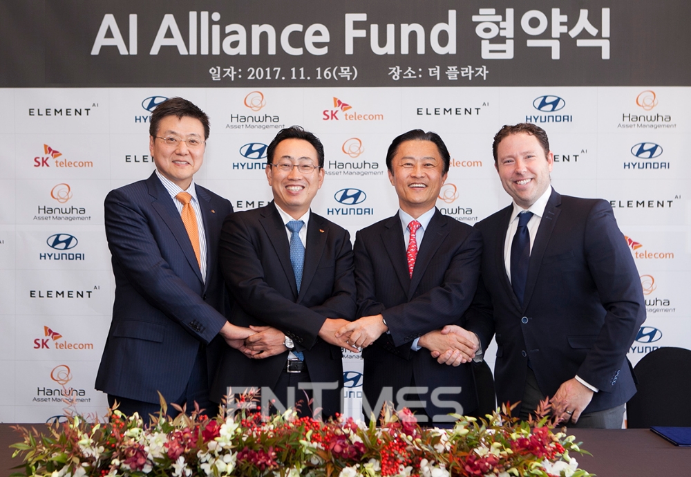 16일 오전 서울 프라자호텔에서 열린 ‘AI 얼라이언스 펀드’ 설립 협약식 모습. (왼쪽부터)김용현 한화자산운용 대표이사, 유영상 SK텔레콤 전략기획부문장, 지영조 현대자동차 전략기술본부장, 엘리먼트 AI CEO 장 프랑스와 가녜(Jean-François Gagné)./자료=한화자산운용