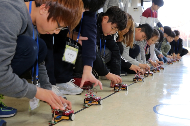 18일 현대차그룹과 한국과학우주청소년단이 파주 홍원 연수원에서 ‘찾아가는 자동차 과학교실’ 수업참여 학생 중 학교 추천을 받은 10개교, 우수 학생 60명을 대상으로 ‘자동차 과학캠프’를 개최했다. 사진=현대자동차그룹.