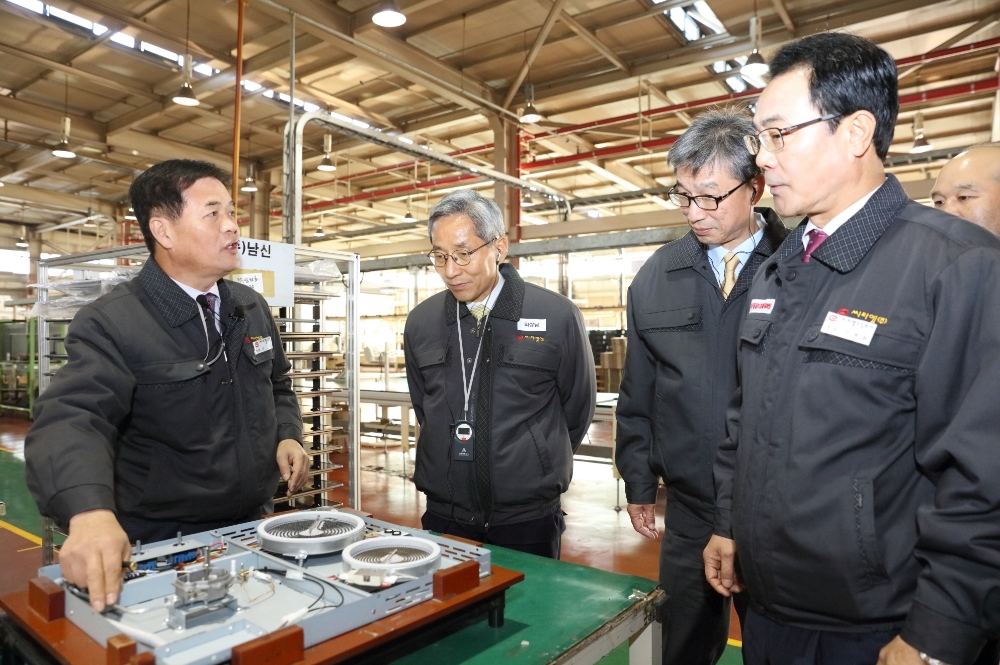 △(왼쪽 두번째부터)반월공단 업체에서 설명을 듣고 있는 윤종규 회장과 허인 국민은행장/ 사진=KB금융그룹