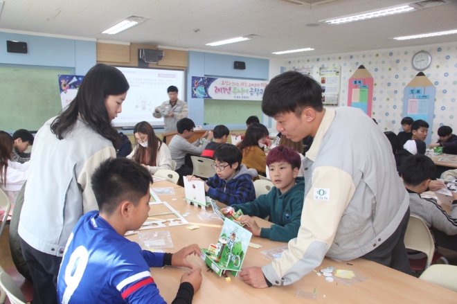 13일 효성 창원공장 직원들이 창원초등학교에서 학생들에게 변압기 원리를 이해하고 모형을 직접 제작해 볼 수 있도록 지도하고 있다. 사진=효성.