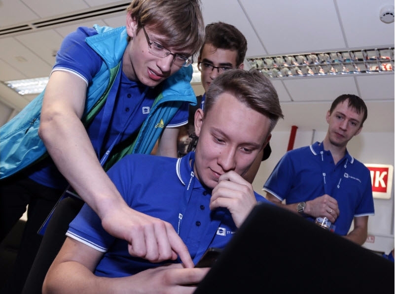 △모스크바에 위치한 모스크바 물리 기술 대학 학생들이 삼성전자 스마트 스쿨 프로그램에서 제공되는 IT 제품과 솔루션을 활용해 수업을 받고 있다