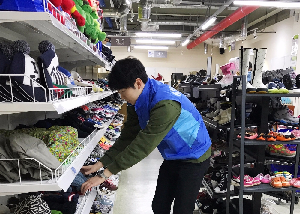 △신한생명은 지난 25일에 사회적 기업에서 운영하고 있는 굿윌스토어 도봉점과 안양점에서 매장관리 봉사활동을 진행했다./ 사진제공=신한생명