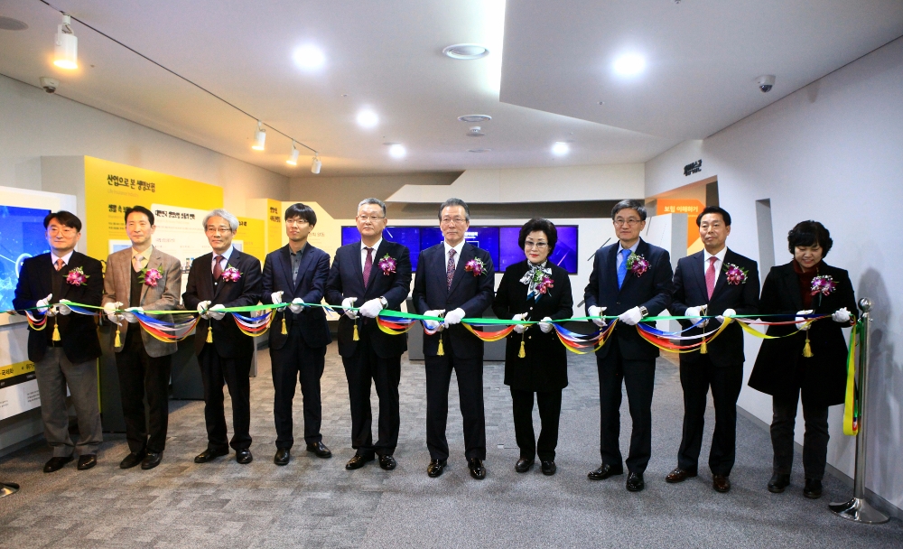 △왼쪽부터 류성경 교수, 김성태 사회공헌위원회 위원, 서명옥 교장, 신기백 부산울산지원장, 이수창 회장, 신광자 한국부인회 부산시지부 회장, 송재근 전무님, 삼성생명 하중기 상무, 김미자 지역아동센터장