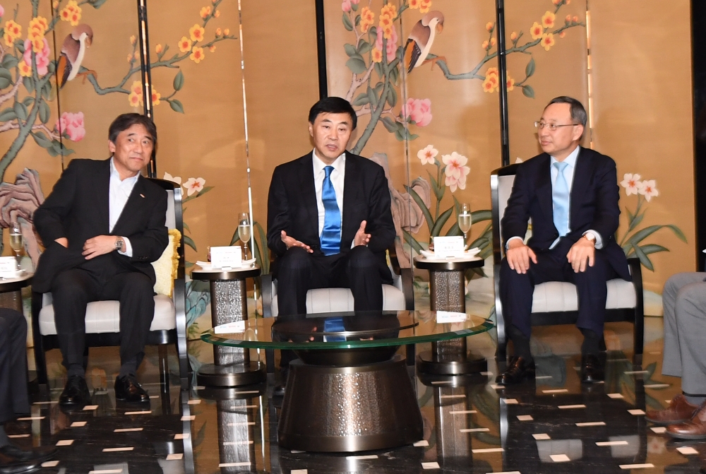 △(오른쪽부터) 황창규 KT 회장, 샹빙 차이나모바일 회장, 요시자와 카즈히로 NTT도코모 사장