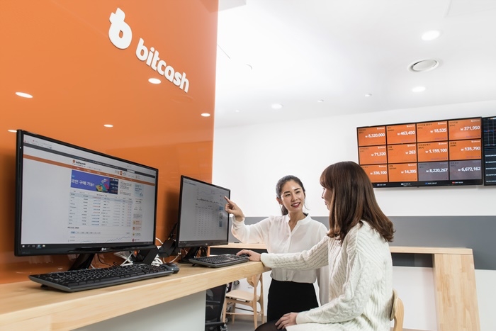 △광화문 고객센터에서 거래 방법을 안내 하는 모습/ 사진=빗썸 제공