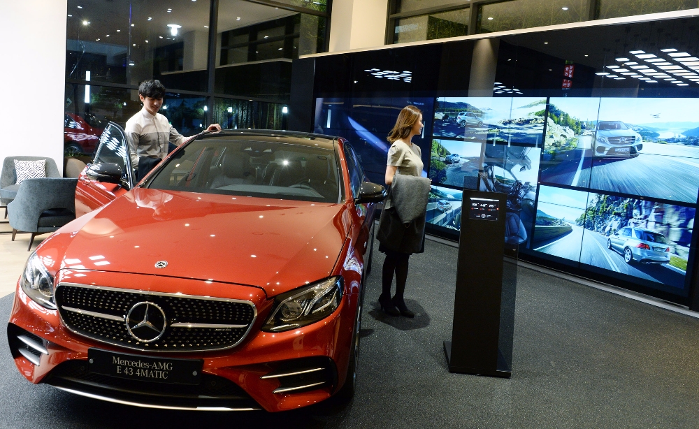 LG전자가 지난달 문을 연 메르세데스-벤츠 청담 전시장에 비디오월 등 총 55대의 LCD 사이니지를 설치했다