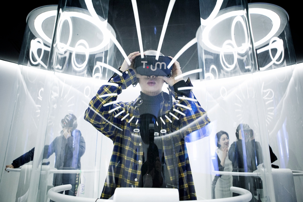 △‘티움’ 미래관에서 VR(가상현실) 기기를 통해 드론 원격 접속 체험을 하는 모습