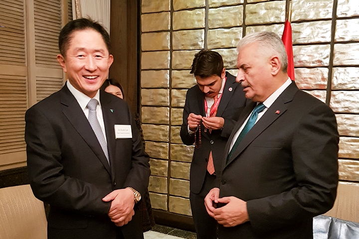 하나금융투자 이진국 사장(왼쪽)이 터키 비날리 을르듬 총리(오른쪽)와 면담중에 기념촬영을 하고 있다.