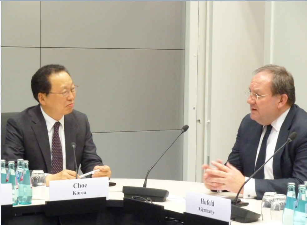 최흥식 금융감독원장(왼쪽)이 펠릭스 후펠트 독일 금융감독청 청장(오른쪽)과 면담을 하고 있다./사진제공=금융감독원