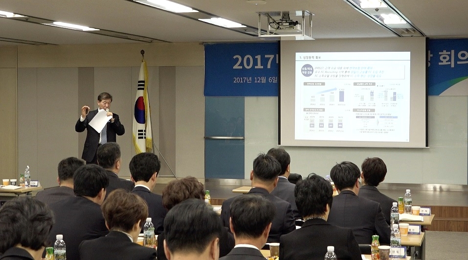 △DGB생명 ‘전국 지점장회의’에서 오익환 사장이 임직원을 대상으로 프리젠테이션을 진행하고 있다. / 사진=DGB생명