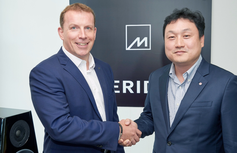 △영국 헌팅턴에 위치한 메르디안 오디오 본사에서 서영재 LG전자 HE사업본부 CAV사업담당 상무(오른쪽)와 존 뷰캐넌 메리디안 CEO가 악수를 하고 있다