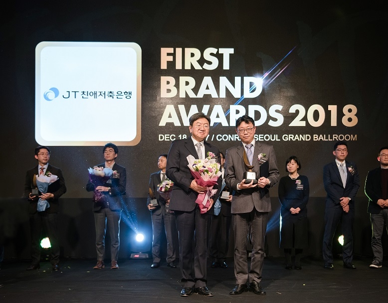 △조원준 JT친애저축은행 정보전략본부 전무(오른쪽)가 이남식 한국소비자포럼 자문위원장으로부터 저축은행 부문 대상 상장을 받은 후 기념촬영을 하고 있다./사진=JT친애저축은행