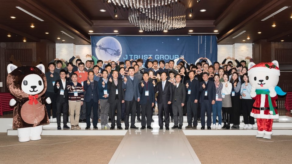 △J트러스트 그룹은 지난 19일 경기도 성남 분당의 베어캐슬 컨벤션홀에서 성남 지역 복지관 소속 아동 50명과 함께 ‘아주 행복한 크리스마스 파티’를 진행했다./사진=J트러스트 그룹