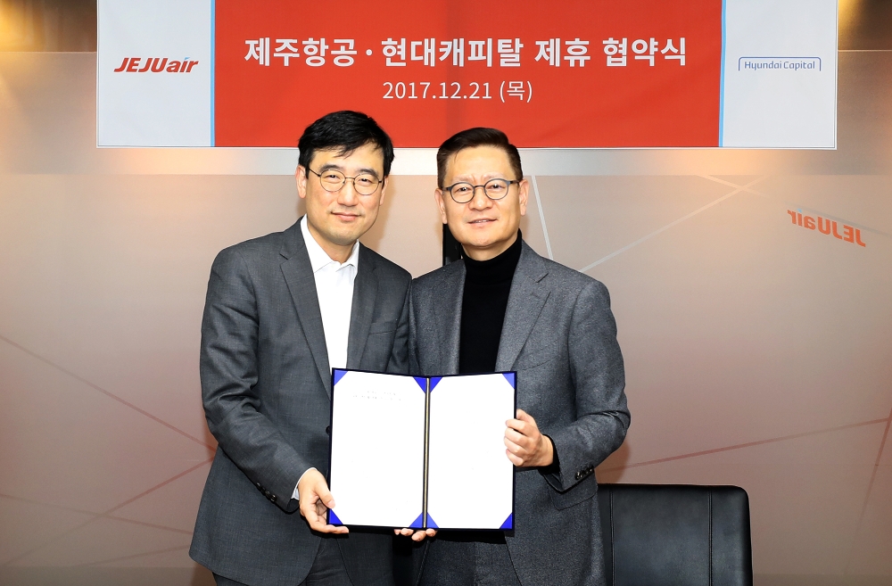 △이석주 제주항공 사장(왼쪽)과 이병휘 현대캐피탈 전무가 협약식 후 기념촬영을 하고 있다./사진=현대캐피탈