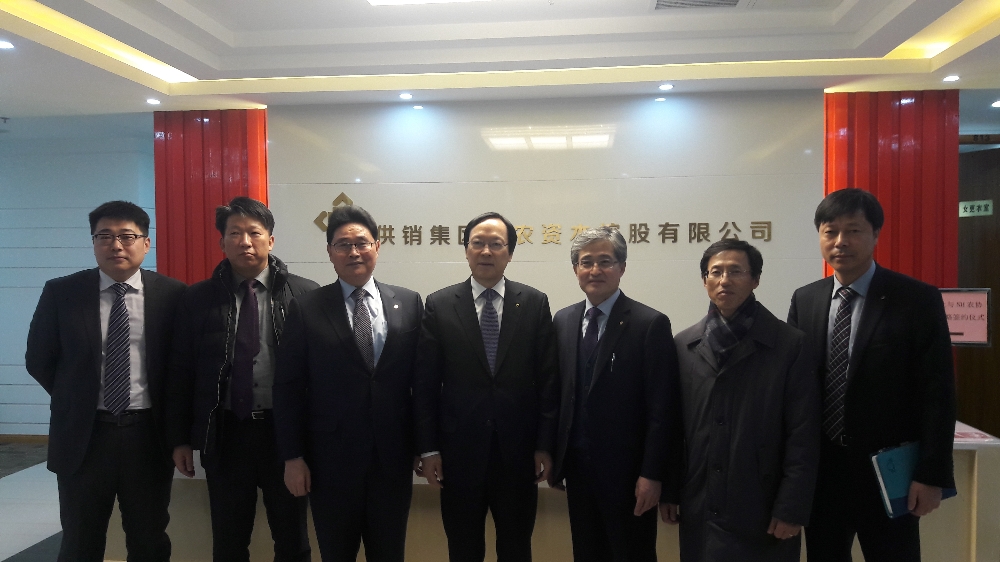 △(왼쪽부터) 공소융자리스사 설엽 동사장, NH농협금융지주 이재근 팀장, NH농협캐피탈 고태순 대표, NH농협금융지주 김용환 회장, NH농협금융지주 홍재은 상무, NH농협금융지주 김익수 부장, NH농협금융지주 박찬규 팀장이 중국 공소그룹 공소융자리스사 설엽 동사장이 회담 후 기념촬영을 하고 있다./사진=NH농협캐피탈