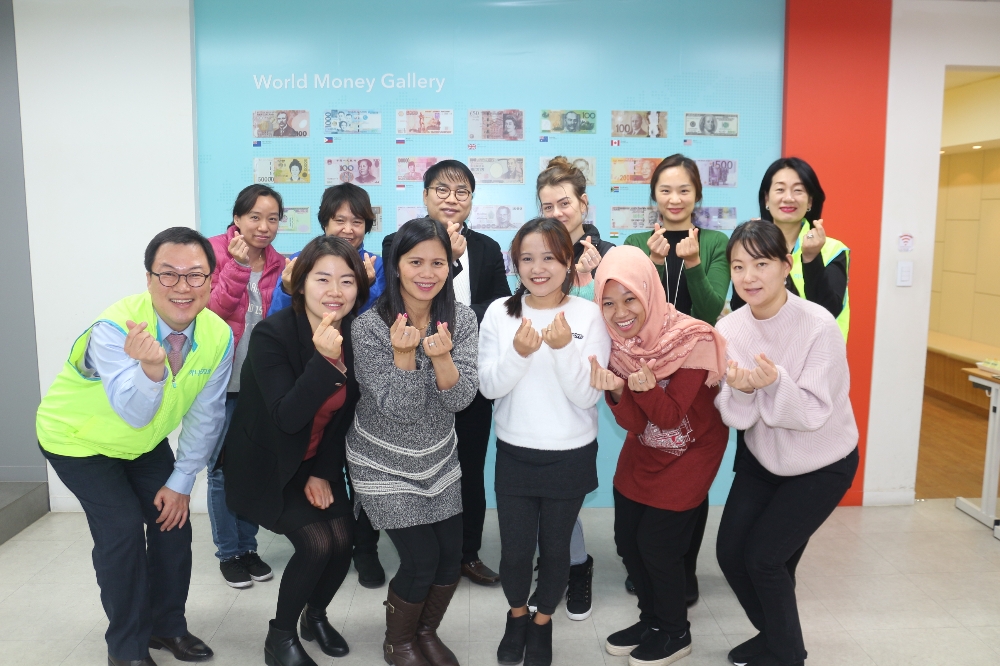 △하나카드 직원과 외국인들이 금융교육 후 기념촬영을 하고 있다./사진=하나카드