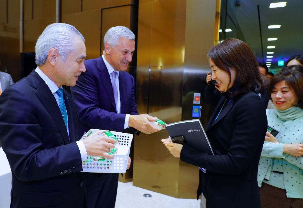 △빌 윈터스 SC그룹 회장(좌측 두 번 째)과 박종복 SC제일은행장(좌측 첫 번 째)이 지난 4일 SC제일은행본점 강당에서 개최된 신년 타운홀 미팅에 입장하는 임직원들에게 새해 인사를 건네며 떡을 나누어주고 있다./ 사진제공=SC제일은행