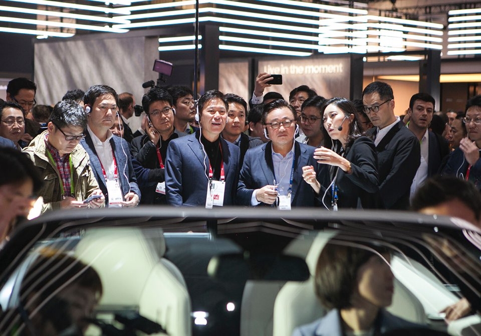 △박정호 SK텔레콤 사장이 9일(현지 시간) ‘CES 2018’의 삼성전자 부스에서 고동진 삼성전자 사장과 IoT기술과 전장기술이 접목된 ‘디지털 콕핏’ 등을 살펴보고 의견을 교환하고 있다