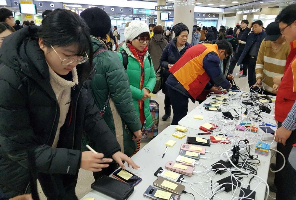 △SK텔레콤이 11~12일 제주공항에 ‘행복충전소’를 설치, 충전 서비스 및 방한용품 제공 등 고객 편의를 위한 활동을 실시했다