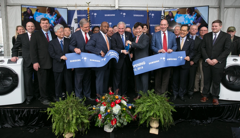 △(왼쪽부터) 조윤제 주미 한국대사, 랄프 노만 연방 하원의원, 팀 스캇 미국 상원의원, 헨리 맥마스터 사우스캐롤라이나 주지사, 김현석 삼성전자 CE부문장(사장), 팀 백스터 삼성전자 북미총괄 사장, 김영준 아틀란타 주재 총영사