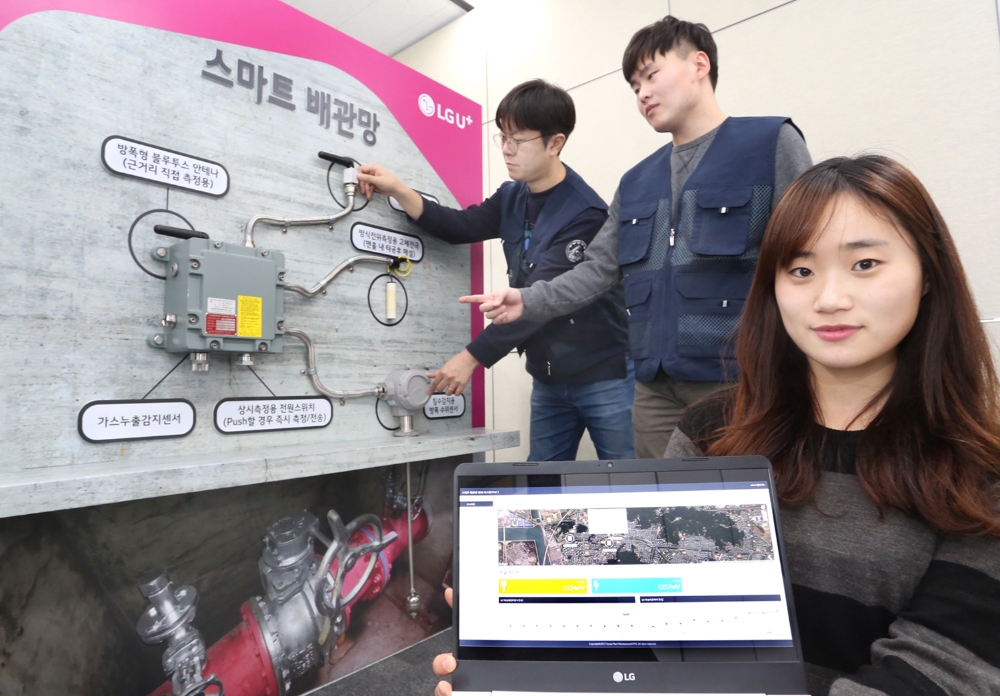 △ 사진은 밸브실 모듈과 스마트 배관망 관리시스템 관제 화면을 소개하는 모습