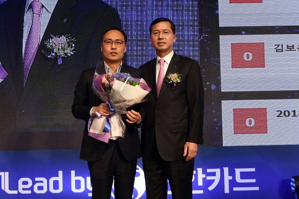 △임영진 사장(오른쪽)이 2017년 한해 동안 가장 우수한 성과를 거둔 직원에게 시상하는 The GREAT 신한카드인상을 상품R&D팀 이완후 부부장(왼쪽)에게 상패 수여 후 기념촬영을 하고 있다./사진=신한카드