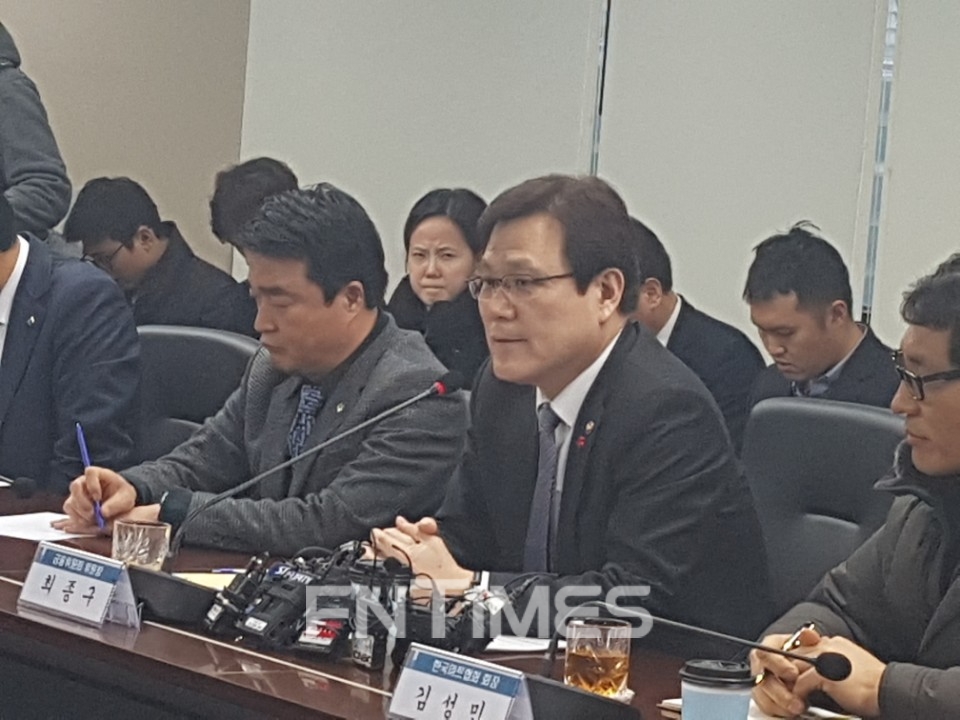 △최종구 금융위원장이 22일 여신금융협회 13층 회의실에서 열린 소상공인단체 간담회에서 모두 발언을 하고 있다./사진=전하경 기자