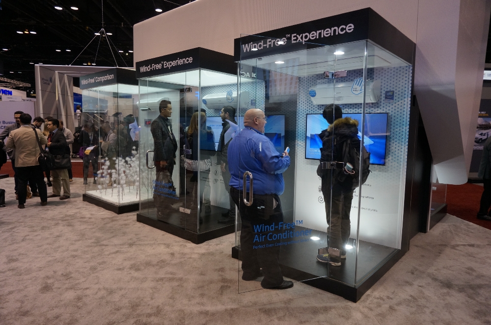 △삼성 무풍 체험존에서 설명을 듣고 있는 관람객들의 모습 / 사진=삼성전자