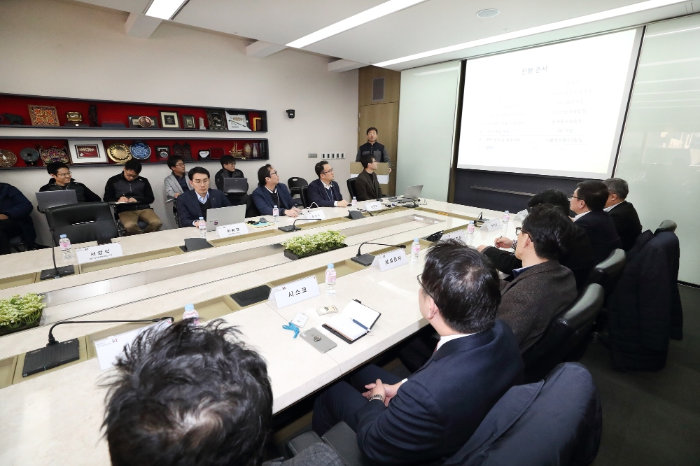 △서창석 KT 네트워크전략본부장(전무)이 글로벌 제조사들을 상대로 KT 5G 상용시스템 제안요구서에 대해 설명하고 있다 / 사진=KT