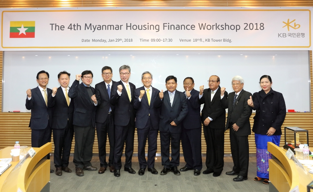 △(왼쪽 다섯번째부터) 허인 KB국민은행장, 윤종규 KB금융그룹회장, 우민테인 미얀마 건설부 총괄국장, 우마웅마웅띤 기획재정부 총괄국장/ 사진제공=KB국민은행