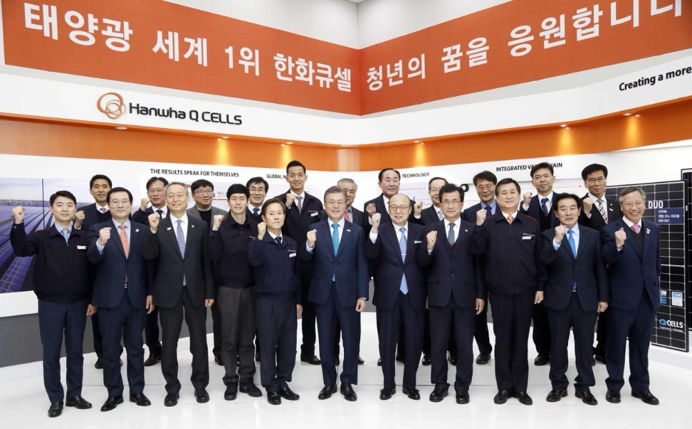 △충북 진천에 위치한 한화큐셀공장을 방문한 문재인 대통령이 일자리나누기 공동선언식을 마친 후 참석자들과 기념촬영을 하고 있다 / 사진=한화그룹