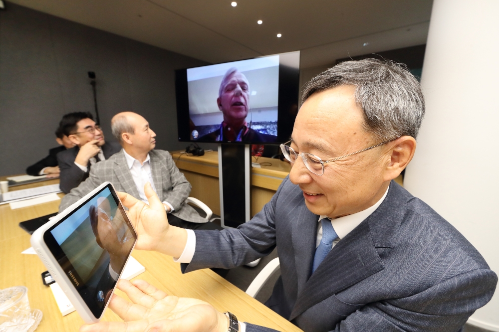 △5일 KT 광화문 사옥에서 황창규 회장이 버라이즌 로웰 맥아담 대표와 5G 국제 영상통화를 하고 있다 / 사진=KT