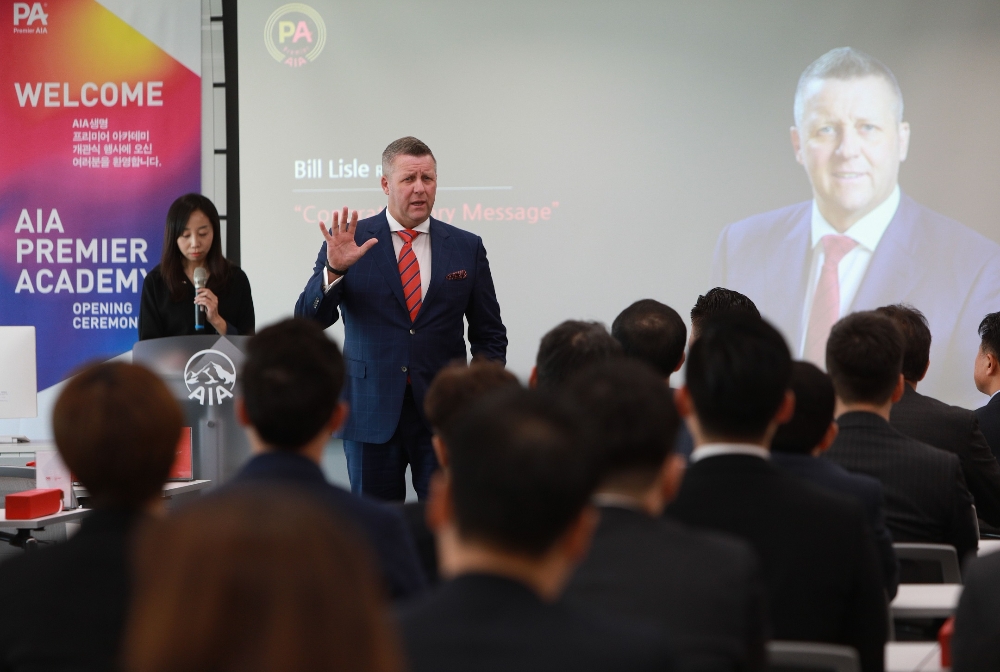 △빌 라일(Bill Lisle) AIA지역총괄 CEO가 AIA생명 ‘프리미어 아카데미’ 개관을 기념해 AIA생명 임직원 및 마스터플래너(대면채널 설계사)를 대상으로 기념사를 하고 있다. / 사진=AIA생명