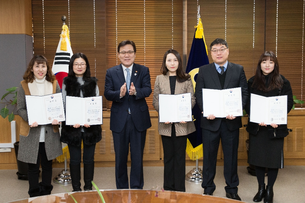 △최종구 금융위원장과 현장메신저 3기 대표자들이 위촉장 수여식을 한 후 기념사진을 찍고 있다./사진=금융위원회