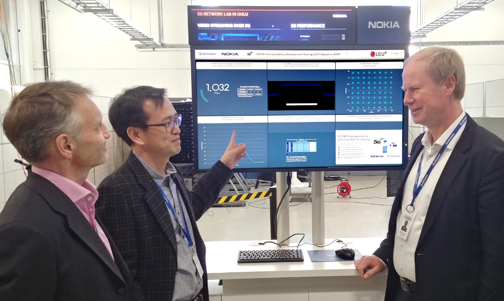 △핀란드 노키아 본사에서 3사 관계자들이 5G 데이터 전송 시험을 하고 있는 모습. (왼쪽부터) 미코 시이라 노키아 프로덕트 매니저, 김대희 LG유플러스 상무, 니콜라스 왜그너 퀄컴 시니어 디렉터