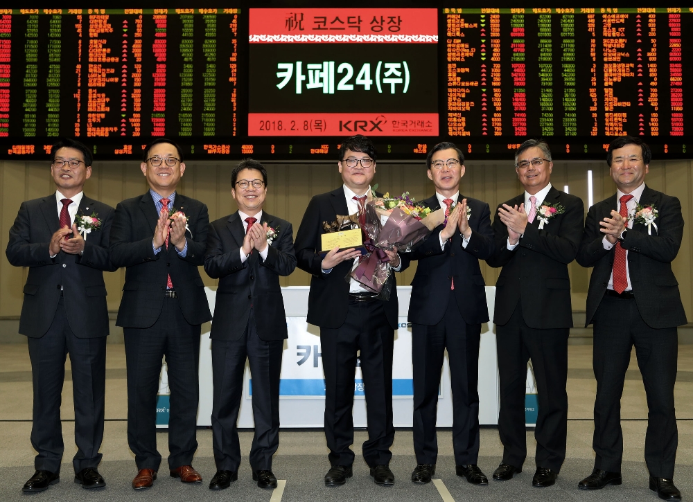 (왼쪽부터) 김원대 한국IR협의회 회장, 권희백 한화투자증권 대표이사, 정지원 한국거래소 이사장, 이재석 카페24(주) 대표이사, 조웅기 미래에셋대우 대표이사, 황웨이청 유안타증권 대표이사, 김재철 코스닥협회 회장