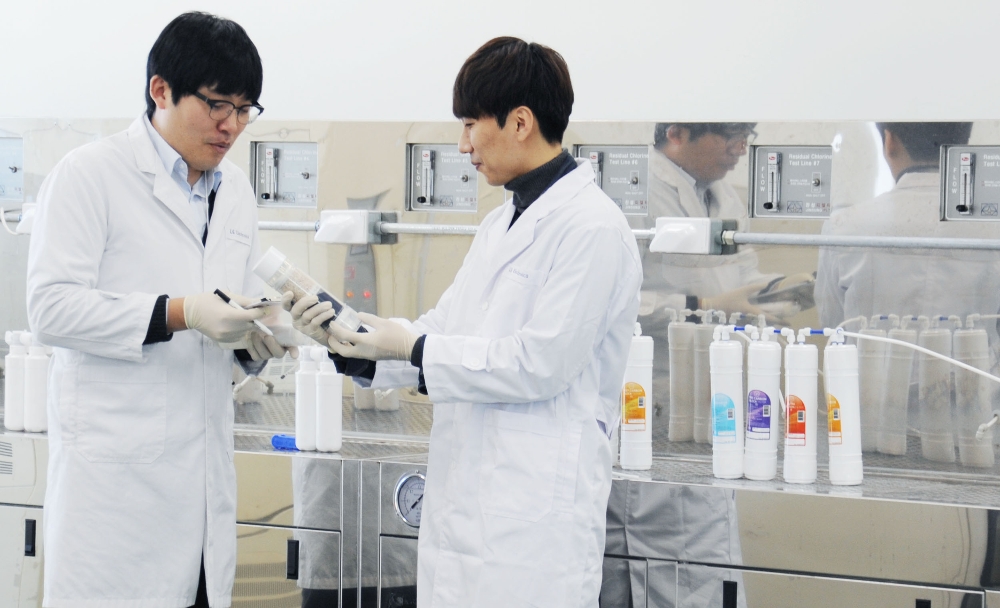 △LG전자 연구원들이 '물과학연구소'에서 필터, 위생, 수질 등 물 관련 기술을 연구하고 있다 / 사진=LG전자