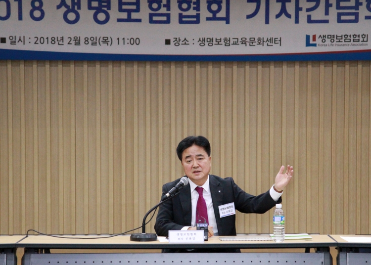 △신용길 생명보험협회장(사진)이 8일 열린 기자간담회에서 기자들의 질문에 답하고 있다. / 사진=생명보험협회