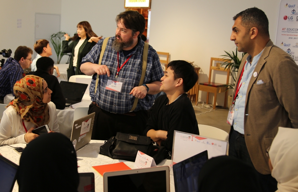 △25일 한국과 아랍에미리트 대학생들이 경연대회에 참석해 앱을 개발하고 있다