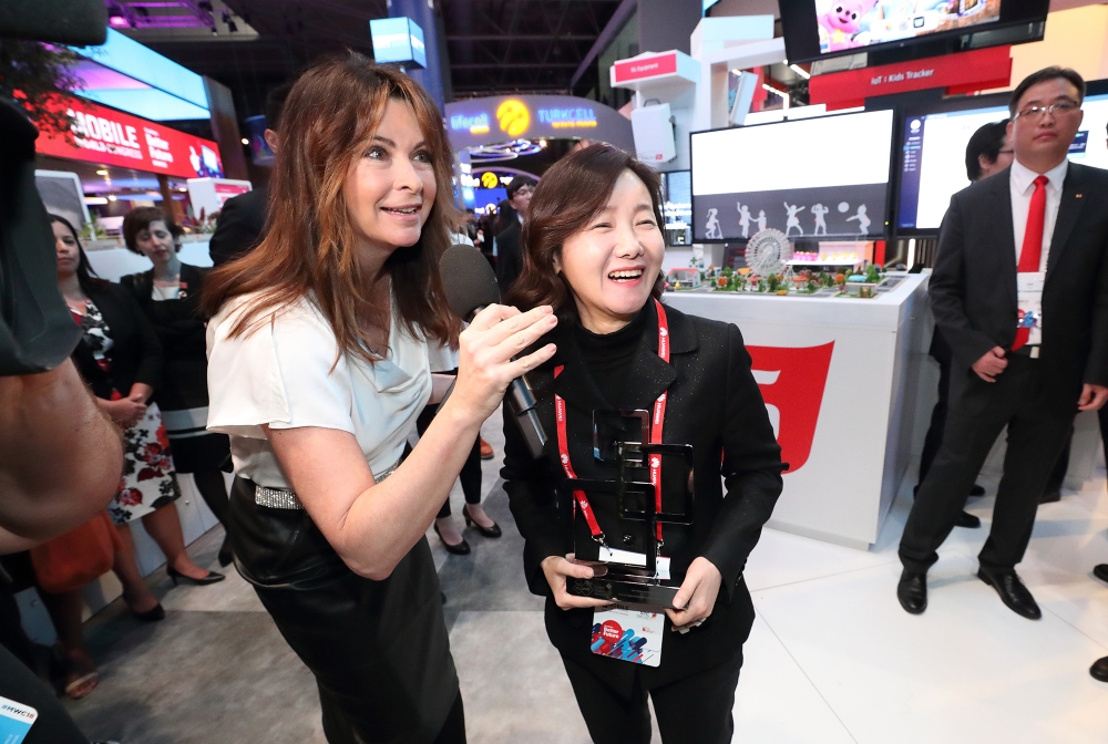 △MWC 2018 글로모 어워드에서 ‘헬스부문 최고 모바일 혁신상’을 수상한 KT 미래사업개발단 고윤전 상무가 인터뷰를 하고 있다