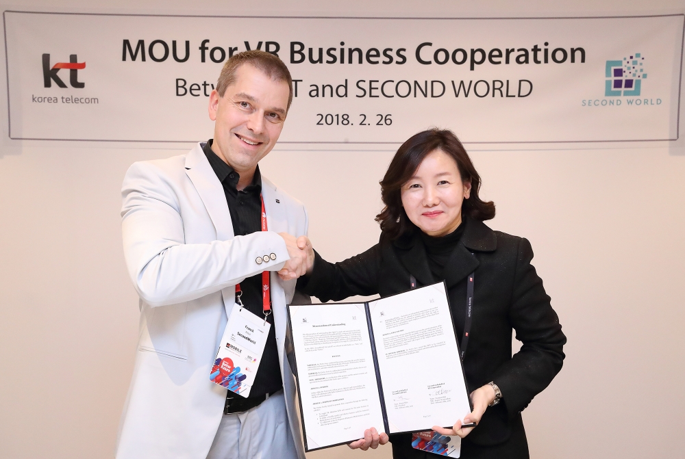△(왼쪽부터) 프랭크 마일렛 세컨드월드 CEO와 KT 미래사업개발단 고윤전 단장이 업무협약식 이후 기념사진을 촬영하고 있다