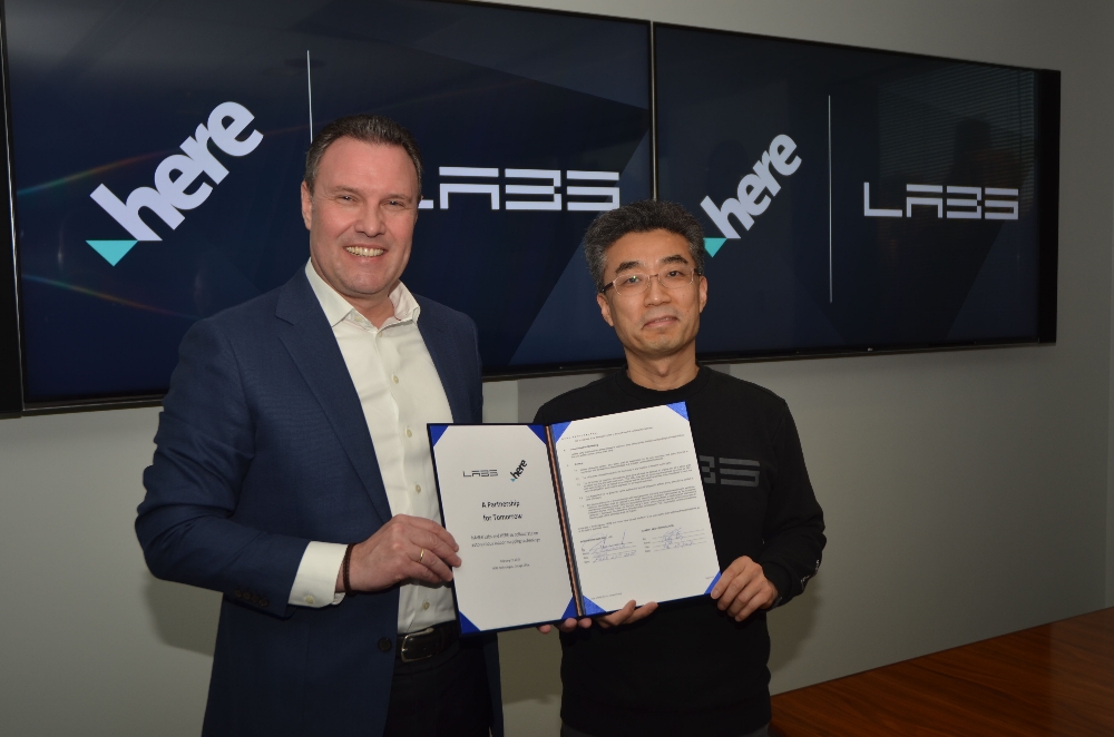 △27일(현지시간) 히어(HERE) 미국 시카고 사옥에서 송창현 네이버랩스 대표(오른쪽)와 에자드 오버빅 히어 대표가 협약서에 서명 후 기념사진 촬영을 하고 있다