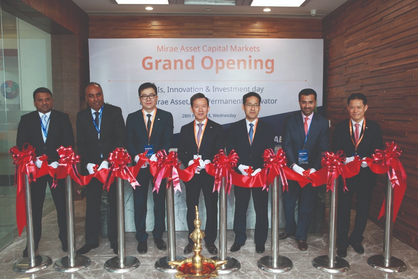 지난달 28일 인도 뭄바이 윈저빌딩(606, 6th Floor, Windsor Building, off C.S.T. Road, Kalina, Santacruz (E), Mumbai - 400 098)에 위치한 미래에셋대우 인도 현지법인 개업식 행사에 주요 관계자들이 참석한 가운데 기념 테이프를 자르고 있다. (왼쪽부터) 사미르 파틸(Sameer Patil) 봄베이증권거래소(BSE) 부이사장, 나라야난 사다난단(Narayanan Sadanandan) SBI 캐피탈마켓 부사장, 류한석 미래에셋대우 인도현지법인대표, 최현만 미래에셋대우 수석부회장, 김성은 주뭄바이 한국 총영사, 사친 와글레(Sachin Wagle) 인도 모건스탠리 대표이사, 이만열 미래에셋대우 글로벌부문대표