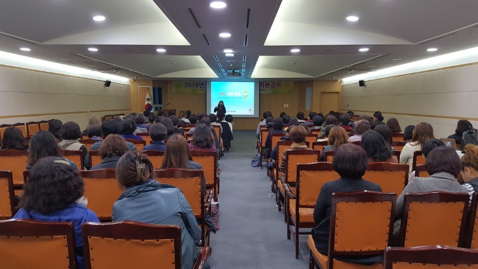 △한국화재보험협회가 독거노인 생활관리사들을 대상으로 화재 등 재난안전교육을 받고 있다. / 사진=화재보험협회