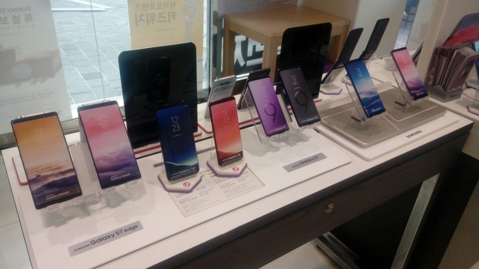 △9일 종로구에 일대에 위치한 LG유플러스 매장. V30S씽규 출시일이지만 매장에서는 단말을 찾을 수 없다 / 사진=김승한 기자