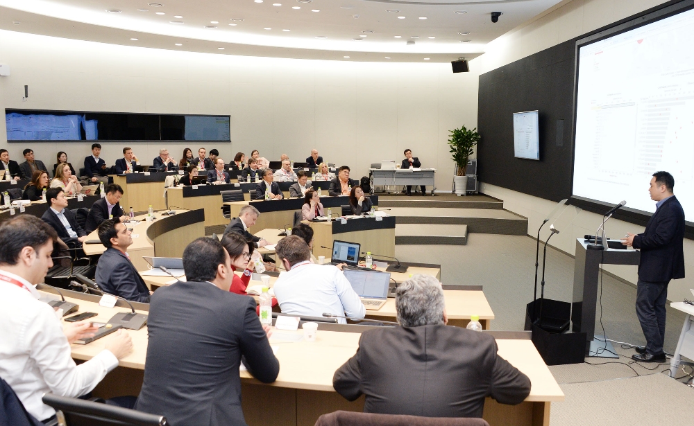 △ 마케터들이 각국의 마케팅 우수 사례를 공유하고 마케팅 전략을 논의하고 있다 / 사진=LG전자