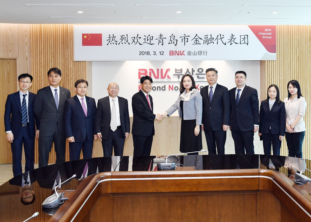 △사진 왼쪽에서 다섯번째 BNK부산은행 방성빈 상무, 여섯번째 중국 칭다오시 리 밍 금융반 처장, 일곱번째 중국 칭다오 농상은행 띵밍라이 부행장/ 사진제공=BNK부산은행