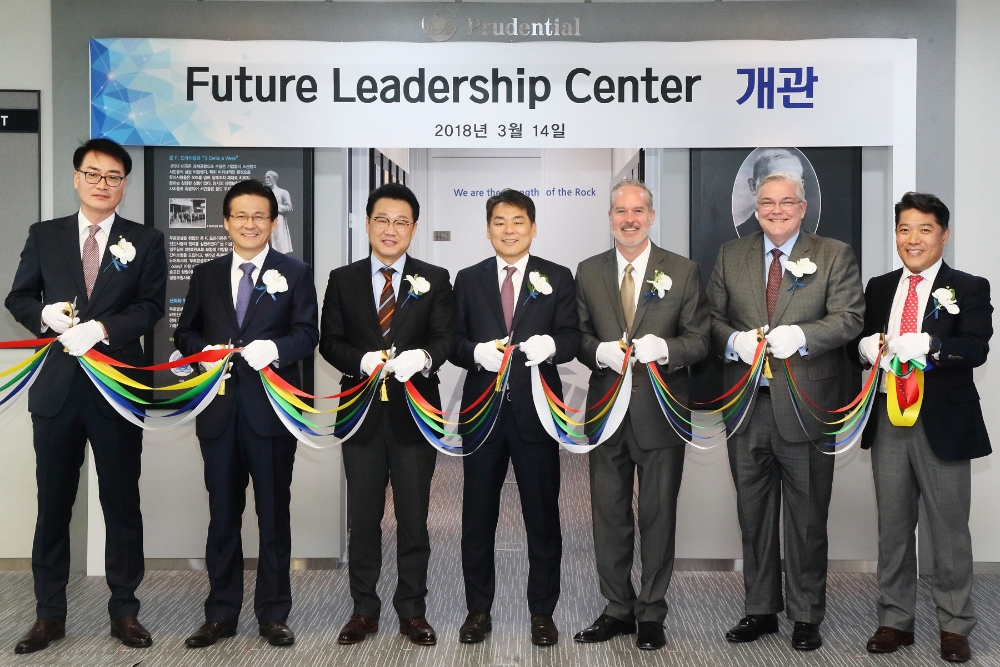 △푸르덴셜생명 커티스 장 사장(가운데)와 임직원들이 푸르덴셜생명 퓨처리더십센터 개관 행사에서 기념촬영을 하고 있다. / 사진=푸르덴셜생명