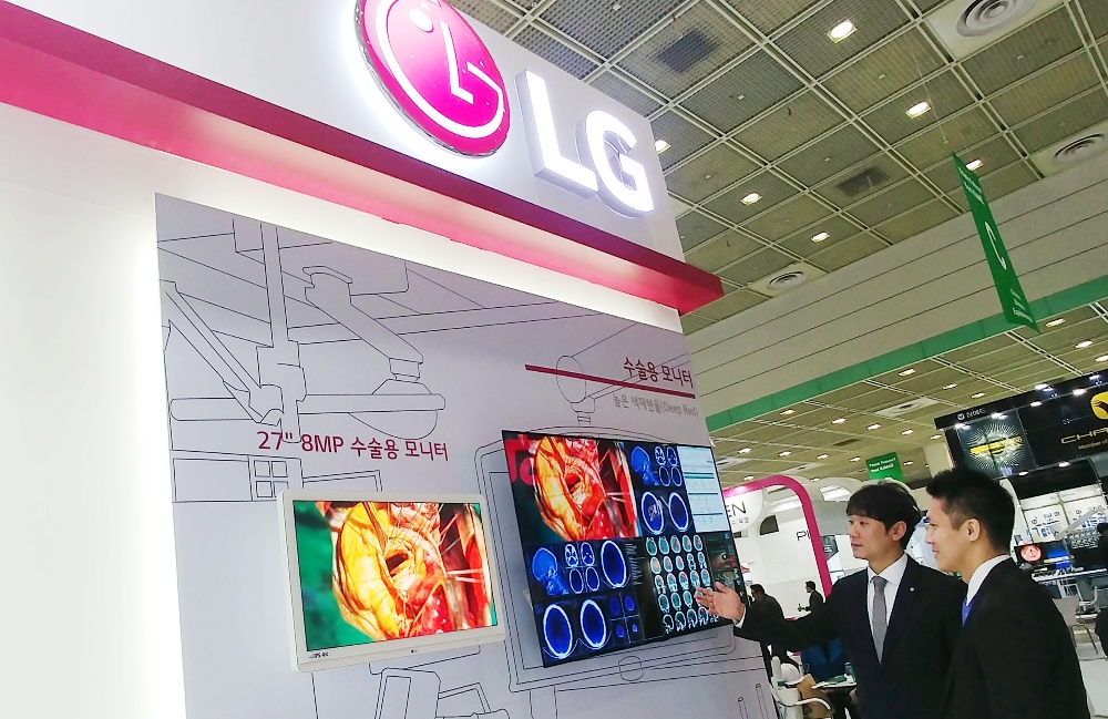 △LG전자 직원이 부스를 찾은 관람객에게 의료용, 임상용, 진단용 등 모니터 제품을 설명하고 있다